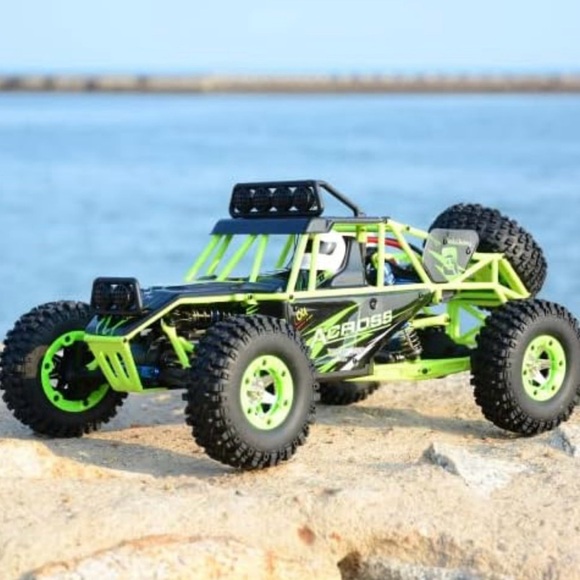Luminous Green and Black RC Adventure Car - Picture 1 of 6